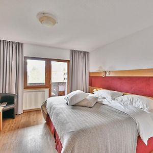 Zimmer mit Kingsize-Bett